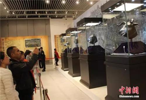 陜西渭南博物館展出圓明園十二生肖獸首中的四枚獸首“牛首、虎首、猴首、豬首”。<a target='_blank' >中新社</a>記者 張一辰 攝 