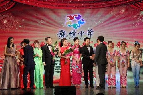 演出完畢后安徽僑聯(lián)主席吳向明先生，中國(guó)駐匈牙利大使館領(lǐng)事部主任李克震先生與演員們親切握手。