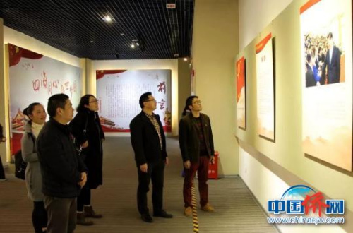 致公黨福建省委會機關(guān)干部職工參觀圖片展。