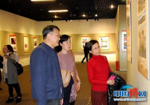 致公黨福建省委會機關(guān)干部職工參觀圖片展?！」﹫D 攝