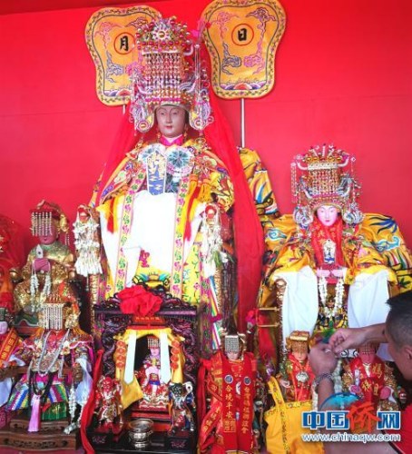 圖為在馬尼拉教堂前的花園口臨時(shí)行宮，湄洲媽祖以及隨行的福建、海南、臺(tái)灣各地的媽祖神龕，舉行了集體安坐儀式，接受馬尼拉信眾香火、鮮花?！￡P(guān)向東 攝