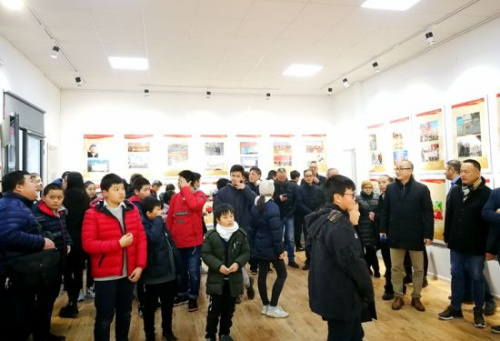 米蘭中文學(xué)校學(xué)生參觀圖片展。(圖片來源：歐聯(lián)網(wǎng))