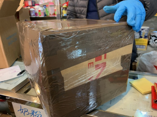 業(yè)者近日忙于打包民眾包裹，爭取在農(nóng)歷新年之前將禮物郵寄回國。(美國《世界日?qǐng)?bào)》/賴蕙榆 攝) 