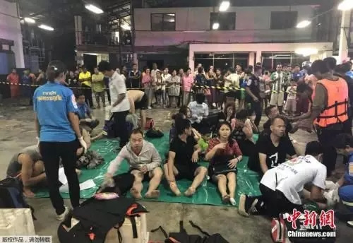 志愿者為翻船事故傷者和遇難者家屬提供幫助。