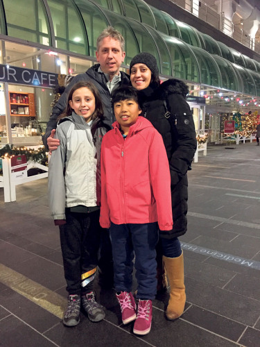 Ryan Harmon一家與來(lái)自北京的10歲交換生從美國(guó)俄勒岡來(lái)溫市慶祝新年。