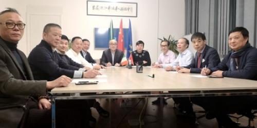 米蘭浙江華僑華人聯(lián)誼會組織理事會主要成員共同觀看《告臺灣同胞書》發(fā)表40周年紀(jì)念會實(shí)況轉(zhuǎn)播。(圖片來源：歐聯(lián)網(wǎng))