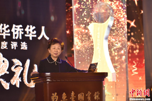圖為評(píng)委代表加拿大《加中時(shí)報(bào)》創(chuàng)辦人林蔡亮亮女士，宣布揭曉十大新聞評(píng)選結(jié)果。<a target='_blank' >中新社</a>記者 翟璐 攝