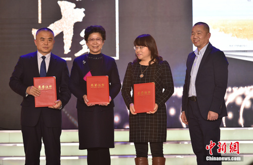 <a target='_blank' >中新社</a>副社長兼副總編輯夏春平為“‘僑’這40年”征文活動二等獎獲獎?wù)邚埿忝?、王琳達代表、陳江和代表等頒發(fā)證書。<a target='_blank'  >中新網(wǎng)</a>記者 翟璐 攝