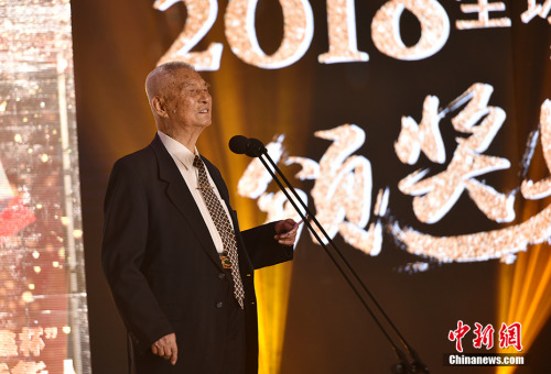 “‘僑’這40年”征文活動(dòng)一等獎(jiǎng)獲獎(jiǎng)?wù)叽?、第四屆中?guó)僑聯(lián)主席莊炎林發(fā)表獲獎(jiǎng)感言。<a target='_blank'  >中新網(wǎng)</a>記者 翟璐 攝