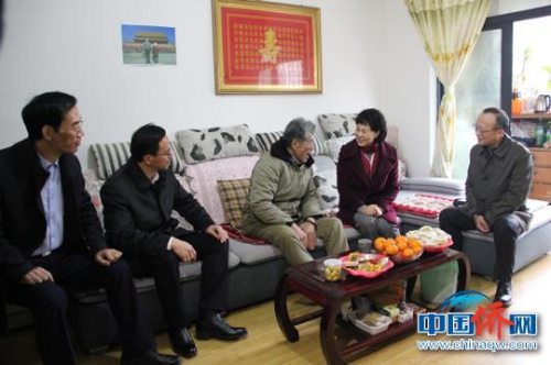 黃蘭香一行慰問英國歸僑連燕珊?！〔苄?攝