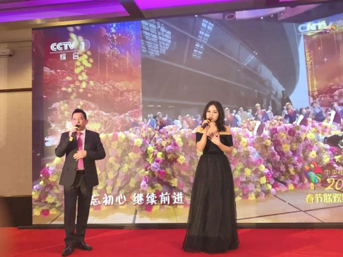戴安友與專業(yè)歌手演唱了《不忘初心》，表達(dá)了對(duì)祖國(guó)的祝福(歐洲時(shí)報(bào)記者 孔帆 攝)