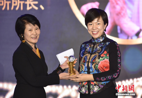 1月4日，由中國新聞社主辦的“2018‘僑鑫杯’全球華僑華人年度評選”頒獎典禮在北京舉行，“2018全球華僑華人年度人物”在現(xiàn)場揭曉。圖為中國新聞社總編輯王曉暉（左）為葉嘉瑩代表、葉嘉瑩助手、南開大學文學院副教授張靜（右）頒獎。<a target='_blank'  >中新網</a>記者 翟璐 攝