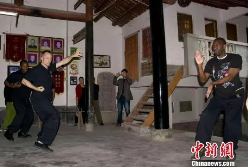 資料圖：外國(guó)友人在福建詠春切磋白鶴拳。姚德純 攝