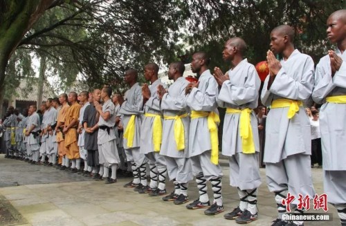 來(lái)自非洲五國(guó)的18名學(xué)員在登封少林寺習(xí)武修禪。李燕 攝