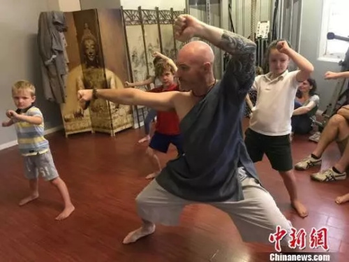 布雷特給小學(xué)員上課。陶社蘭 攝