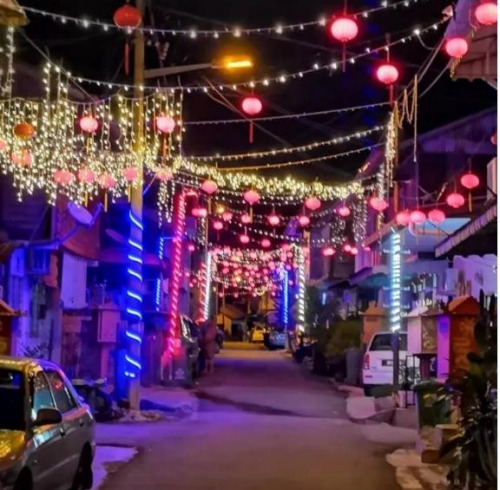加叻新村第四巷今年的新春燈飾在夜晚散發(fā)美麗的色彩。（馬來西亞《星洲日報(bào)》）
