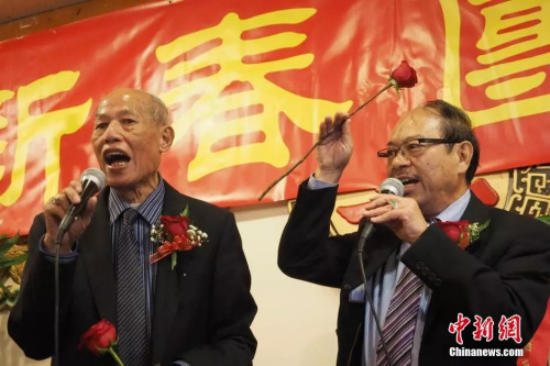 資料圖：2015年2月16日，著名僑領(lǐng)黃金泉(左)參加中國駐洛杉磯總領(lǐng)館舉辦的傳統(tǒng)僑社新春招待會(huì)。<a target='_blank' >中新社</a>發(fā) 毛建軍 攝