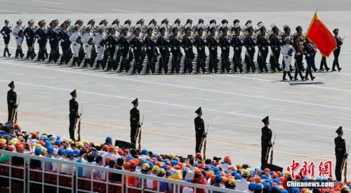 資料圖：2015年9月3日上午，抗戰(zhàn)勝利70周年閱兵在北京舉行。<a target='_blank' >中新社</a>記者 盛佳鵬 攝