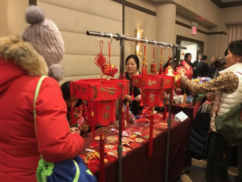 紐約華人社團聯(lián)席會舉辦第四屆迎新春民俗文化節(jié)，圖為用紅包做燈籠。(美國《世界日報》/牟蘭 攝)