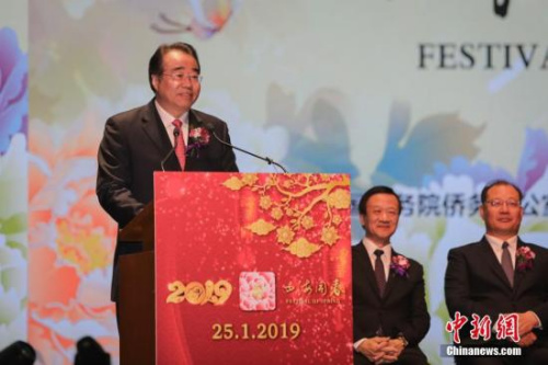 圖為國務院僑務辦公室主任許又聲在晚會演出前致辭指出，希望澳門同胞能夠緊緊依靠祖國，抓住歷史機遇，充分發(fā)揮愛國愛澳、包容共濟、務實進取的優(yōu)良傳統(tǒng)，在國家改革開放的新一輪大潮中乘風破浪、大展宏圖。<a target='_blank' >中新社</a>記者 謝光磊 攝