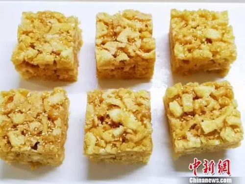 剛做好的沙琪瑪色香誘人。李曉春攝