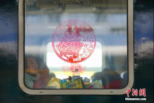 1月22日，上海南開往貴陽(yáng)的K111次列車車窗上貼著農(nóng)歷豬年吉祥窗貼。<a target='_blank' >中新社</a>記者 賀俊怡 攝
