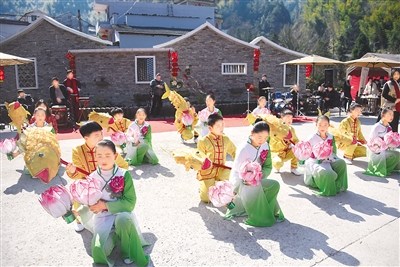 　隨著鑼鼓聲響起，一尾尾鮮艷的魚燈“游”在人群中，時(shí)而上下翻飛，時(shí)而飛騰跳躍，分外動人。在舞燈師傅的指導(dǎo)下，國際友人有模有樣地完成了一場魚燈舞。