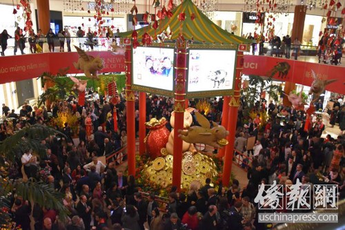 南海岸廣場(chǎng)慶祝中國(guó)年開(kāi)幕儀式現(xiàn)場(chǎng)。僑報(bào)記者尚穎攝