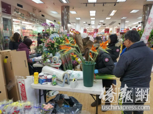 法拉盛花市不畏嚴(yán)寒熱鬧非常。(張晶攝)