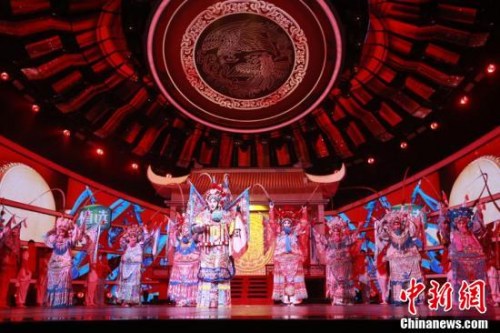 “四海同春”2019全球華僑華人春節(jié)大聯(lián)歡錄制現(xiàn)場的戲曲表演。