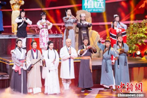 眾多知名演員亮相“四海同春”2019全球華僑華人春節(jié)大聯(lián)歡錄制現(xiàn)場。