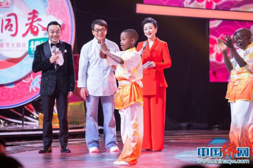 圖為成龍、楊瀾等于外國小朋友共同登臺(tái)表演。
