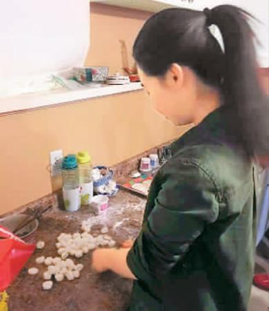 馬文靜在包餃子。