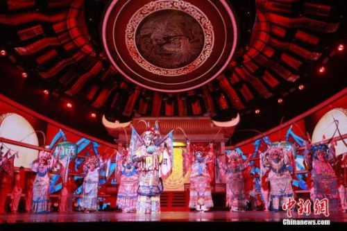 圖為“四海同春”2019全球華僑華人春節(jié)大聯(lián)歡錄制現(xiàn)場(chǎng)的戲曲表演。