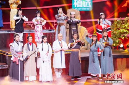 圖為眾多知名演員亮相“四海同春”2019全球華僑華人春節(jié)大聯(lián)歡錄制現(xiàn)場(chǎng)。
