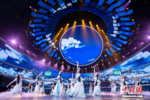圖為“四海同春”2019全球華僑華人春節(jié)大聯(lián)歡錄制現(xiàn)場(chǎng)的舞蹈表演。