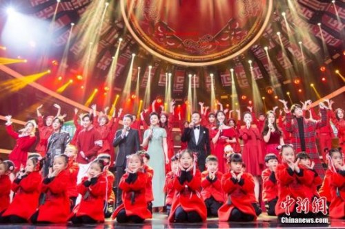由汪涵、楊瀾領(lǐng)銜主持的“四海同春”2019全球華僑華人春節(jié)大聯(lián)歡，以“同圓共享中國(guó)夢(mèng)”為主題，通過歌舞、魔術(shù)、戲曲、雜技、武術(shù)等元素，將中國(guó)傳統(tǒng)文化的傳承發(fā)展和時(shí)代變遷融匯在濃濃的“年味”中，為海內(nèi)外華僑華人奉上一場(chǎng)懷舊與創(chuàng)新兼具的視聽盛宴。圖為“四海同春”2019全球華僑華人春節(jié)大聯(lián)歡錄制現(xiàn)場(chǎng)。