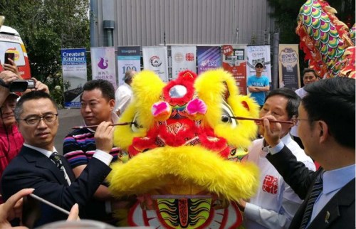 中國駐奧克蘭副總領(lǐng)事肖業(yè)文與華人國會議員楊健博士為舞龍點睛。（新西蘭中華新聞社/孫學良 攝）