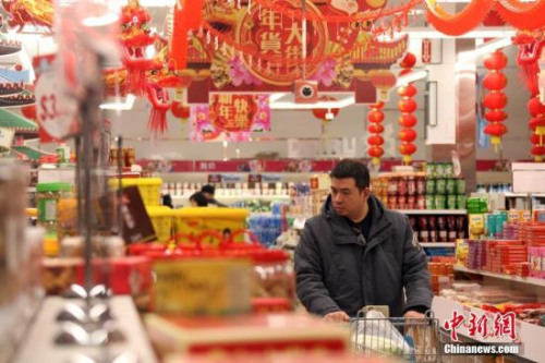 當(dāng)?shù)貢r(shí)間2月5日，農(nóng)歷己亥年正月初一，華人顧客在加拿大多倫多一間華人連鎖超市內(nèi)喜氣洋溢的“年貨大街”選購(gòu)年貨。<a target='_blank' >中新社</a>記者 余瑞冬 攝