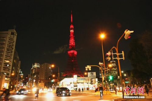 2月4日晚，日本著名地標(biāo)性建筑東京塔首次點(diǎn)亮“中國紅”。<a target='_blank' >中新社</a>記者 呂少威 攝