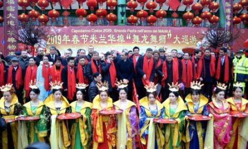 米蘭華僑華人春節(jié)彩妝舞龍舞獅大巡游活動(dòng)啟動(dòng)儀式主席臺(tái)。(圖片來(lái)源：歐聯(lián)網(wǎng))