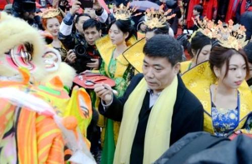 中國(guó)駐米蘭總領(lǐng)館總領(lǐng)事宋雪峰為龍獅點(diǎn)睛。(圖片來(lái)源：歐聯(lián)網(wǎng))