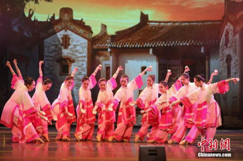 圖為舞蹈《請茶》以歌舞形式生動展現(xiàn)潮汕文化傳統(tǒng)，演員舞姿輕盈靈動，樂曲歡快俏皮。<a target='_blank' >中新社</a>記者 謝光磊 攝