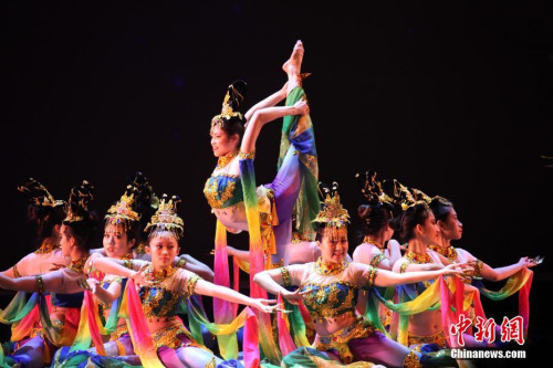 當(dāng)?shù)貢r間2月10日，多倫多華星藝術(shù)團(tuán)表演舞蹈《大敦煌》。當(dāng)晚，由多倫多華星藝術(shù)團(tuán)主辦的2019“四海同春·華星閃耀”新春晚會在加拿大多倫多上演。<a target='_blank' >中新社</a>記者 余瑞冬 攝