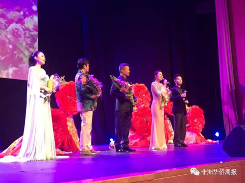 著名歌唱家閻維文與蔡國慶亮相晚會。（來源：非洲華僑周報微信公號）
