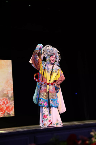 梅派第三代傳人青衣男旦胡文閣出場(chǎng)，為晚會(huì)掀起了一個(gè)高潮。