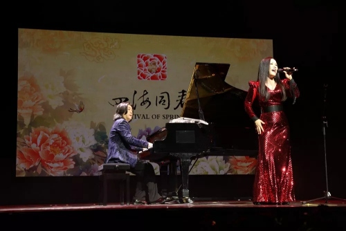 郭蓉帶來了《長(zhǎng)江之歌》《紅旗飄飄》等拿手曲目，演唱和小提琴演奏巧妙融合，使觀眾領(lǐng)略了創(chuàng)新的中國音樂表演形式。