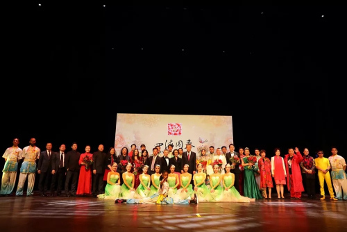 圖為演出結(jié)束后嘉賓和眾明星、演職人員照全家福。