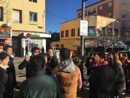 志愿者房玉鵬(左三)幫助他的同胞維權(quán)解凍賬戶。(圖片來源：《日?qǐng)?bào)》)
