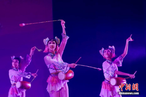 當(dāng)?shù)貢r(shí)間2月14日晚，德國(guó)法蘭克福衛(wèi)星城哈瑙國(guó)會(huì)劇院內(nèi)暖意濃濃，2019年“四海同春”赴歐洲藝術(shù)團(tuán)的藝術(shù)家們趕在農(nóng)歷正月初十這天，為現(xiàn)場(chǎng)上千名旅德華僑華人及德國(guó)觀眾送上了一臺(tái)年味十足的中華文化盛宴。圖為中國(guó)東方歌舞團(tuán)帶來(lái)的舞蹈表演《長(zhǎng)穗花鼓》。 <a target='_blank' >中新社</a>記者 彭大偉 攝